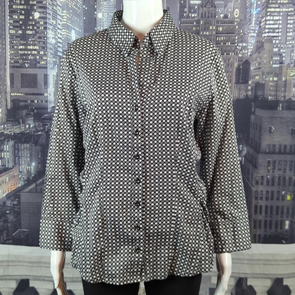 New York & Company sz L Black and white Button Down Ruched Long Sleeve Blouse
